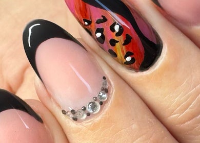 Design d'ongles élégant avec motifs à Evybeautynails, Attignat, Auvergne-rhône-alpes, FR.