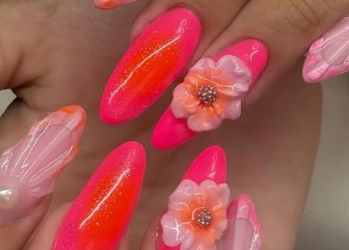 Design d'ongles vibrant avec fleurs et perles chez Evybeautynails, Attignat, Auvergne-rhône-alpes, FR.