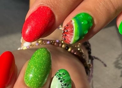 Art ongles fruité vibrant chez Evybeautynails, Attignat, Auvergne-rhône-alpes, FR. Parfait pour l'été.