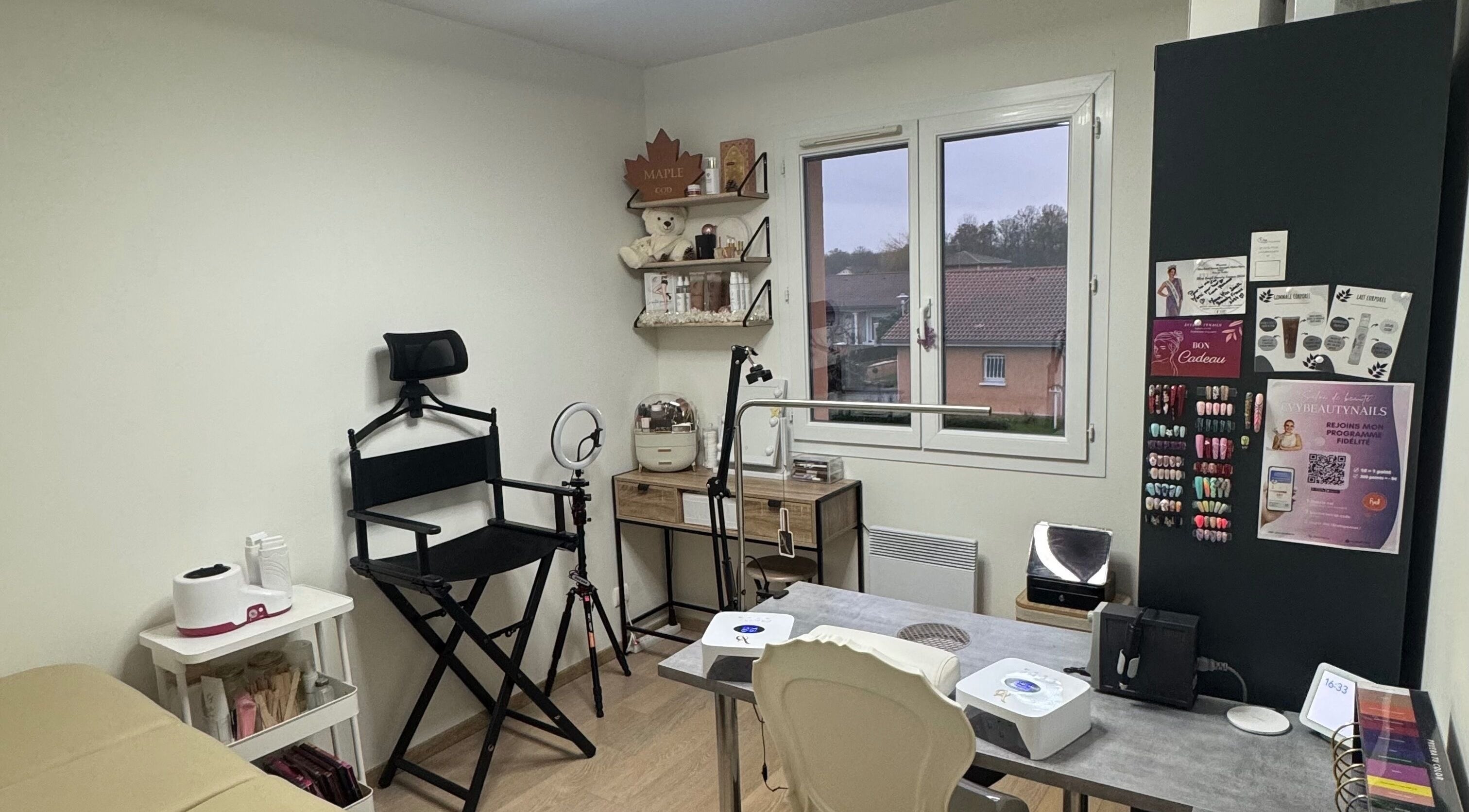 Intérieur du salon Evybeautynails à Attignat, Auvergne-rhône-alpes, FR avec chaise et matériel de beauté.