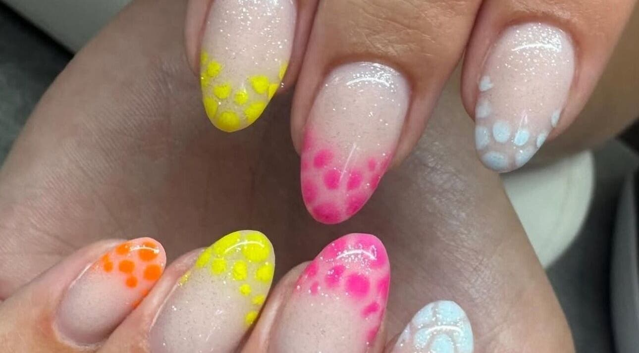 Manucure colorée à Evybeautynails, Attignat, Auvergne-rhône-alpes, FR.