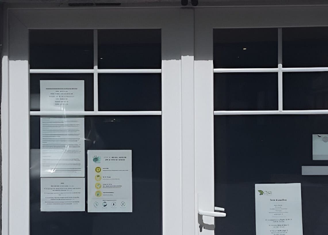 Porte blanche moderne de l'entreprise Agnes Gras Entreprise Individuelle à Gelles, Auvergne-rhône-alpes, FR.