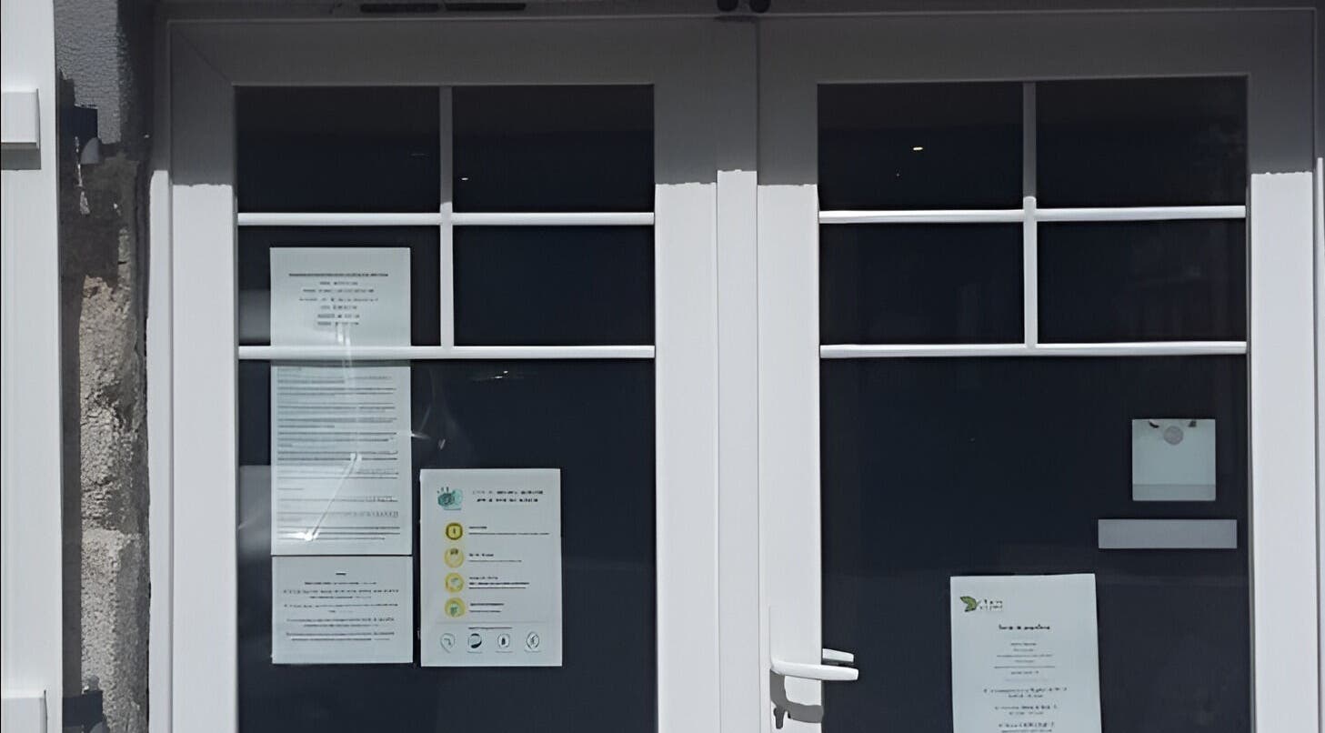 Porte blanche moderne de l'entreprise Agnes Gras Entreprise Individuelle à Gelles, Auvergne-rhône-alpes, FR.