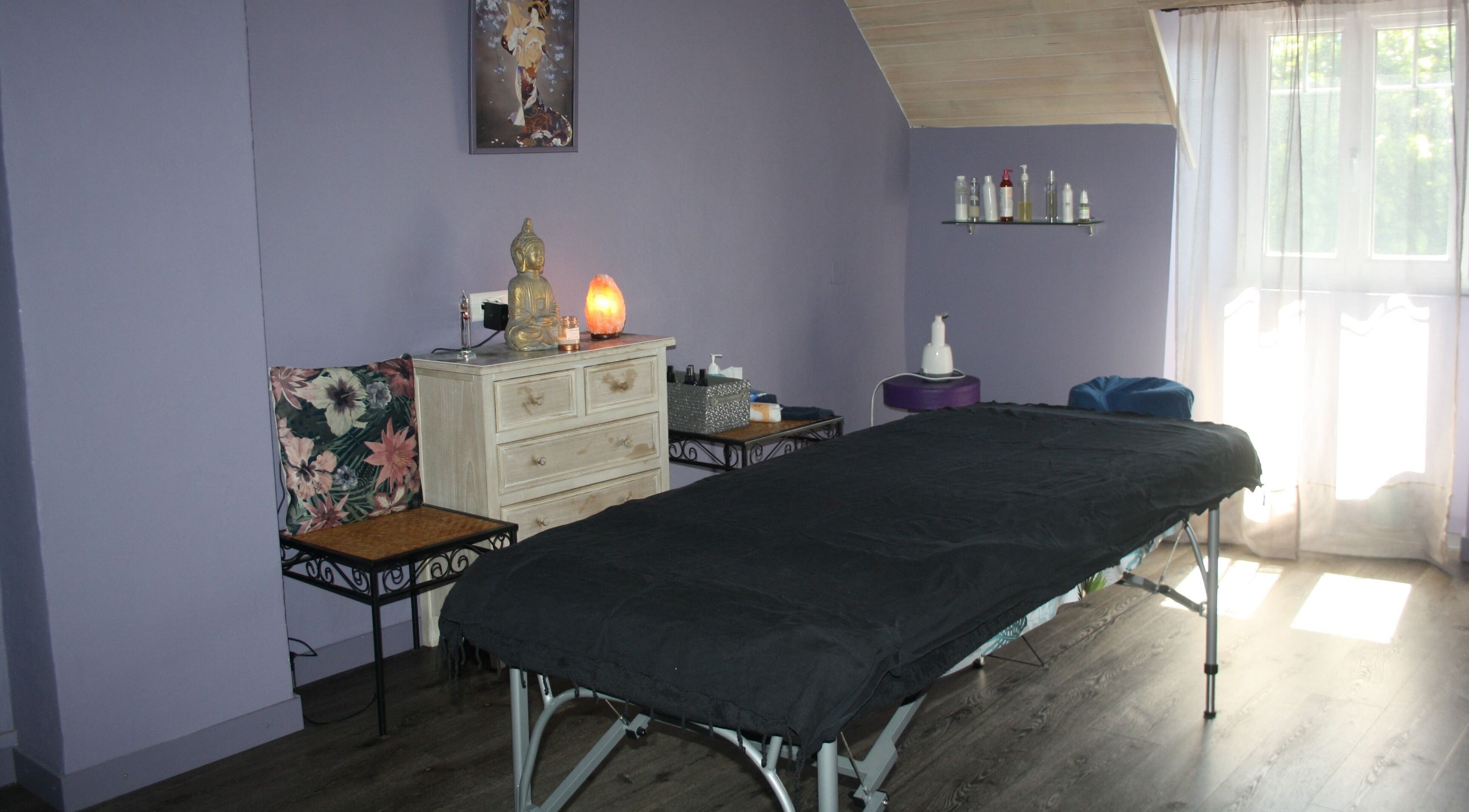 Salle de massage paisible à Agnes G-Massage Bien-être, Agnès Gras EI à Gelles, Auvergne-rhône-alpes, FR.
