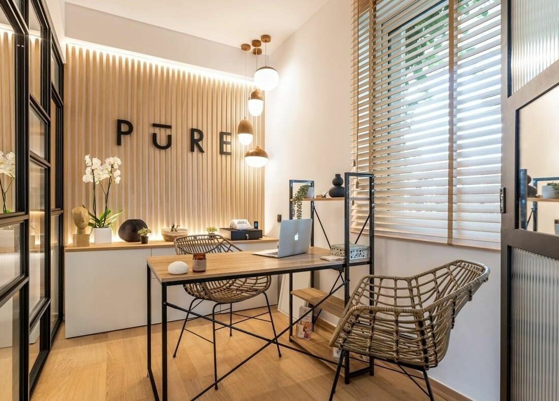 Καλαίσθητος χώρος εργασίας στο Pure, Κορωπί, GR με μοντέρνα διακόσμηση και φυσικό φωτισμό.