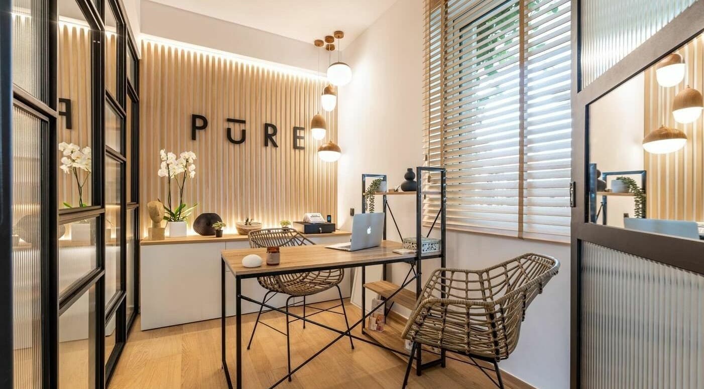 Καλαίσθητος χώρος εργασίας στο Pure, Κορωπί, GR με μοντέρνα διακόσμηση και φυσικό φωτισμό.