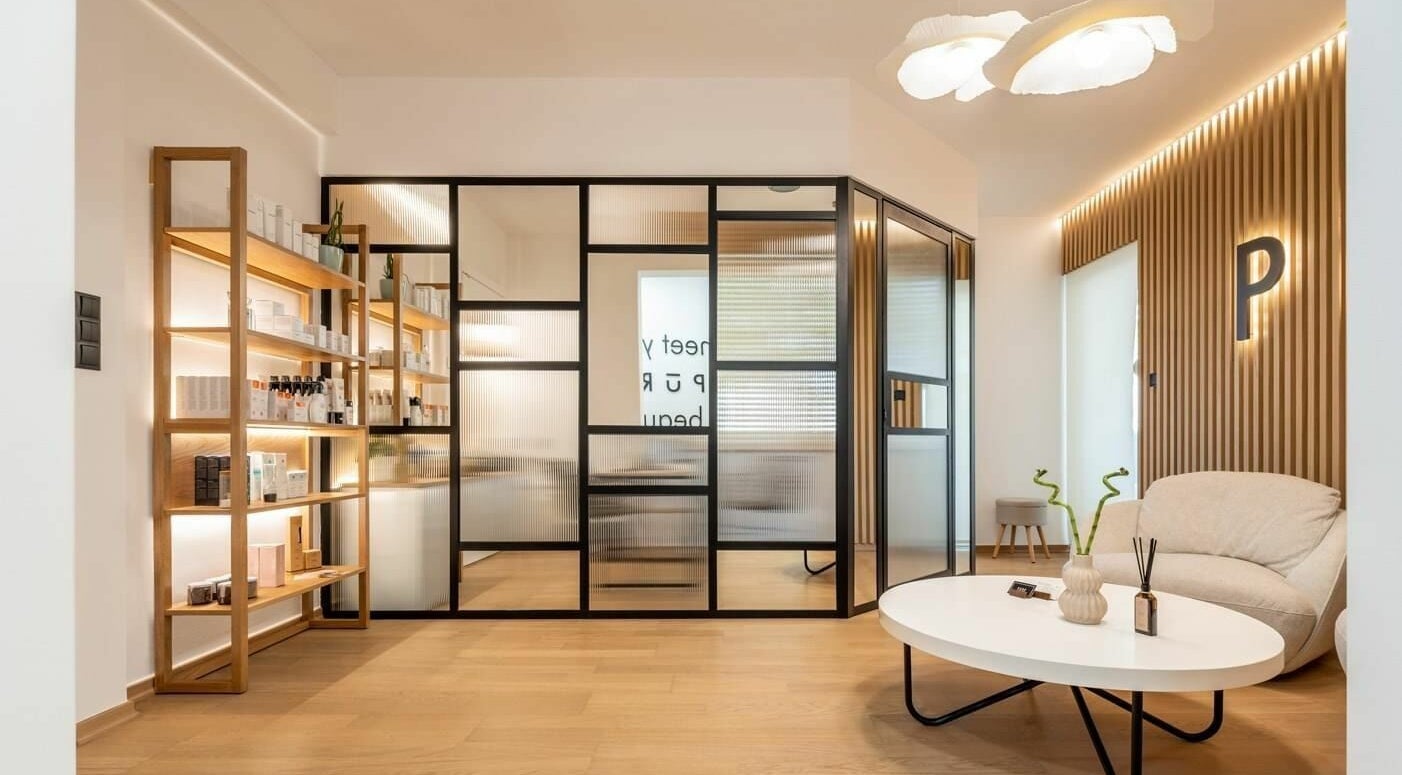 Κομψός χώρος υποδοχής στο Pure, Κορωπί, GR με μοντέρνα διακόσμηση και φωτισμό.