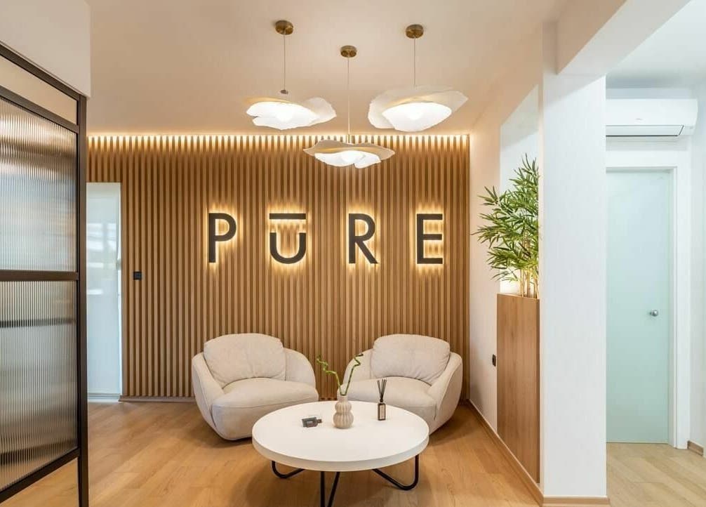 Κομψό σαλόνι του Pure, Κορωπί, GR με μοντέρνα έπιπλα και μοναδικό φωτισμό.
