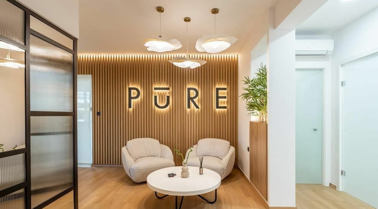 Κομψό σαλόνι του Pure, Κορωπί, GR με μοντέρνα έπιπλα και μοναδικό φωτισμό.