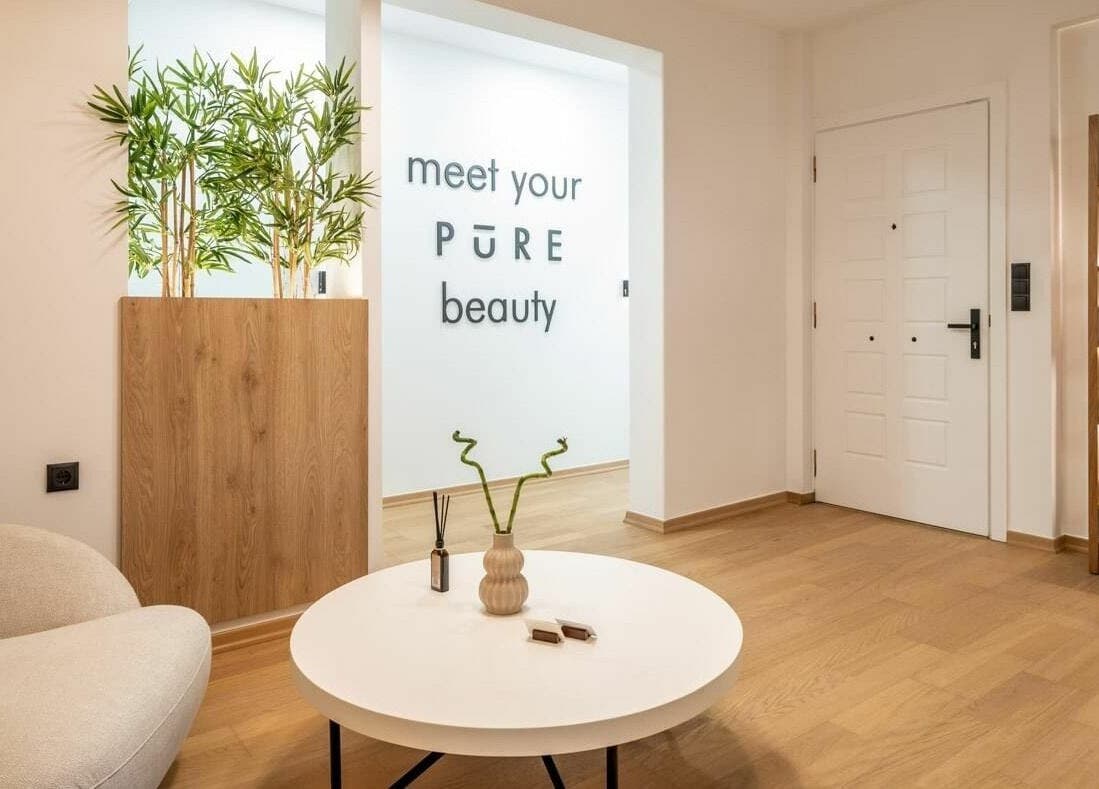 Χώρος υποδοχής στο Pure, Κορωπί, GR με ζεν επίπλωση και φυτά.