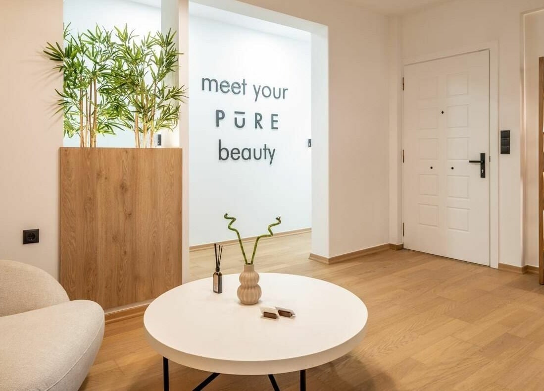 Χώρος υποδοχής στο Pure, Κορωπί, GR με ζεν επίπλωση και φυτά.