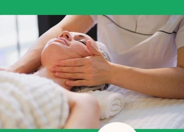 Client recevant un massage au Vert Velours, Repentigny, Québec, CA pour détente et bien-être.
