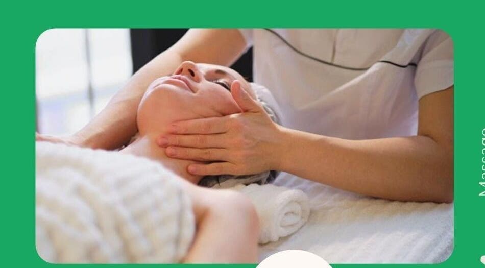 Client recevant un massage au Vert Velours, Repentigny, Québec, CA pour détente et bien-être.