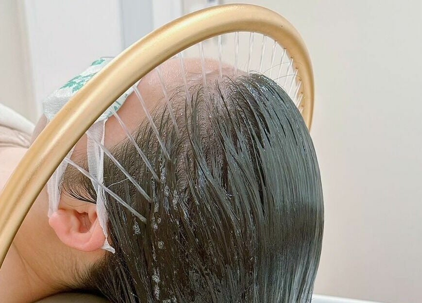 Relaxing head spa at Queen Bee Aesthetic, Robertson, Queensland, AU. Water streams soothingly over hair.