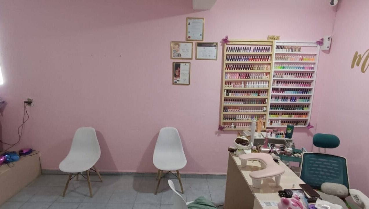 Espacio de manicura en Manita de Gato, Ecatepec De Morelos, Estado De México, MX con sillas y esmaltes.