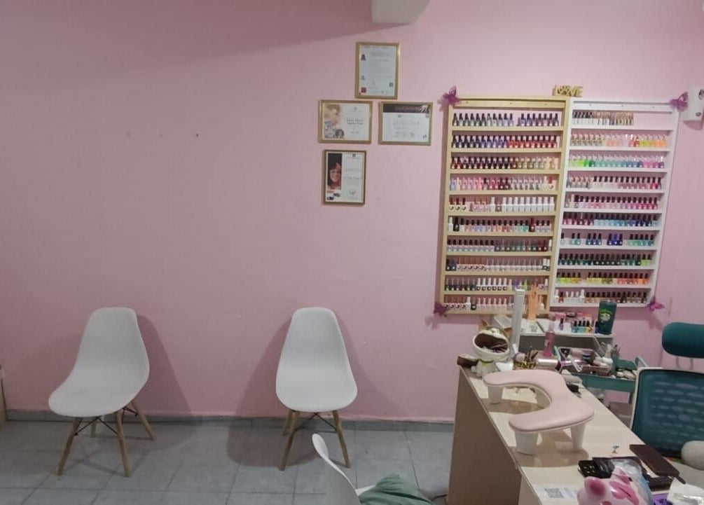 Espacio de manicura en Manita de Gato, Ecatepec De Morelos, Estado De México, MX con sillas y esmaltes.