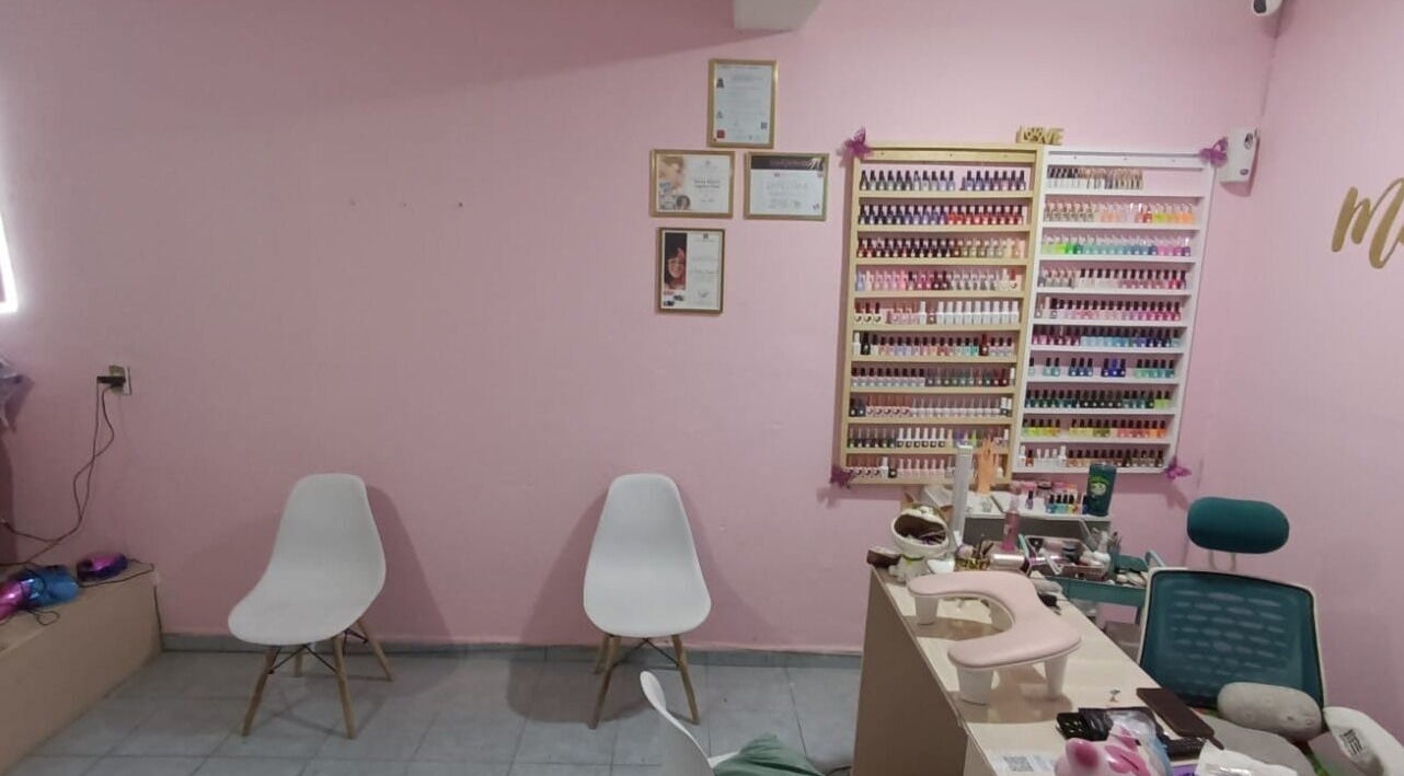 Espacio de manicura en Manita de Gato, Ecatepec De Morelos, Estado De México, MX con sillas y esmaltes.