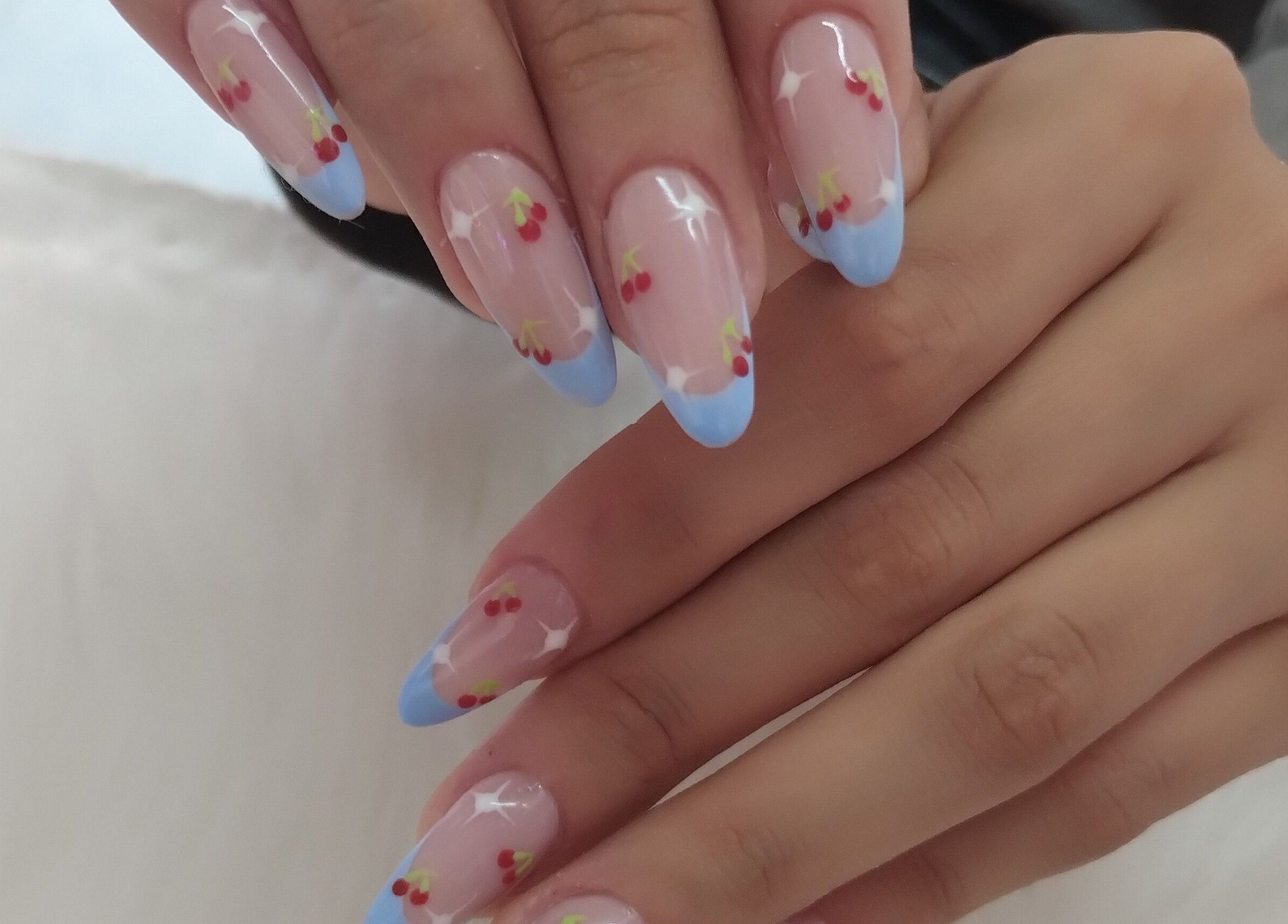 Diseño de uñas con cerezas y puntas azules en Manita de Gato, Ecatepec De Morelos, Estado De México, MX.