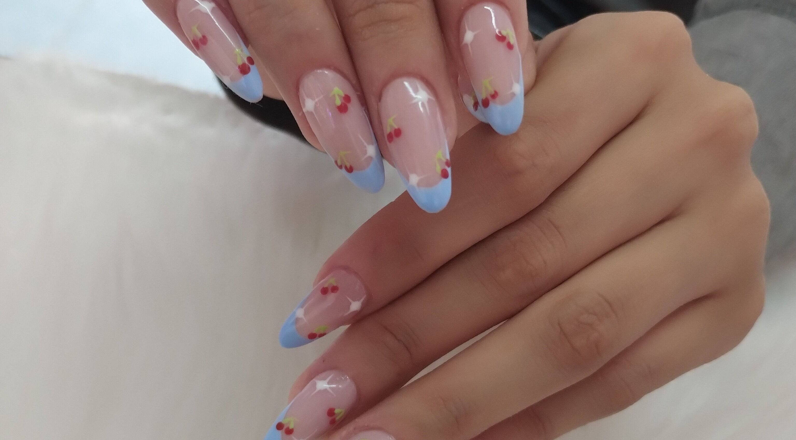 Diseño de uñas con cerezas y puntas azules en Manita de Gato, Ecatepec De Morelos, Estado De México, MX.
