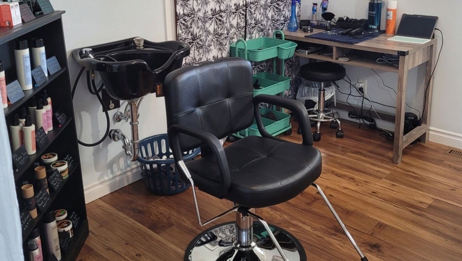 Cassandra's Salon & Barbershop, bild 1