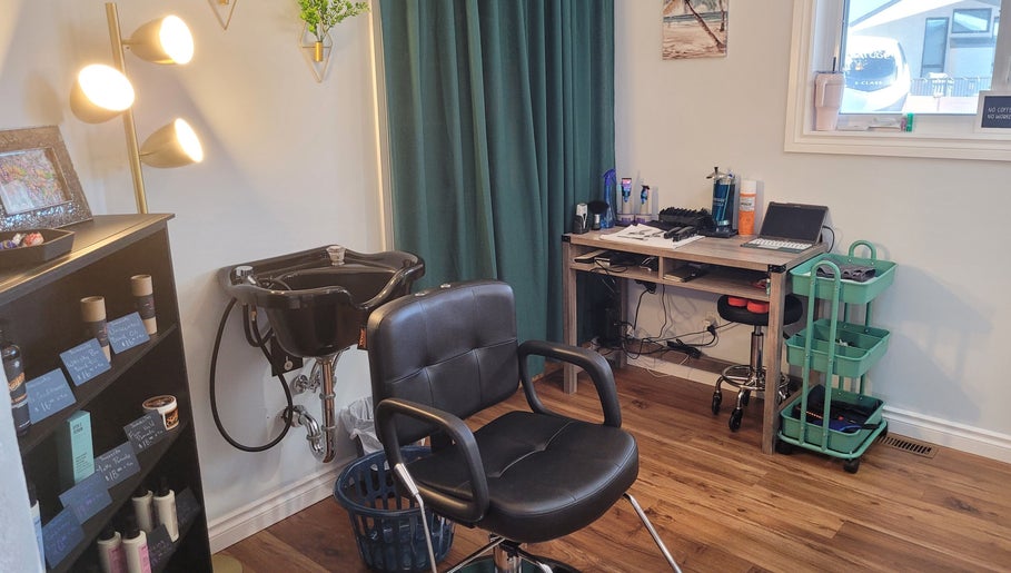 Cassandra's Salon & Barbershop, bild 1