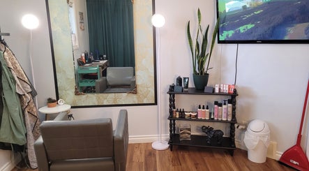 Cassandra's Salon & Barbershop, bild 2