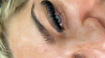 Lashes by Lottie image 3