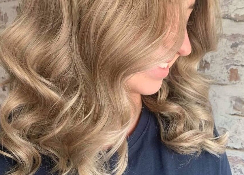 Blonde wavy hairstyle at Mane Obsession, Sutherland, New South Wales, AU. A chic salon choice.