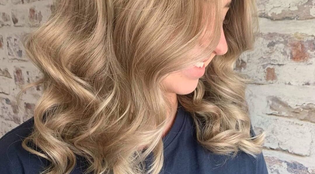 Blonde wavy hairstyle at Mane Obsession, Sutherland, New South Wales, AU. A chic salon choice.
