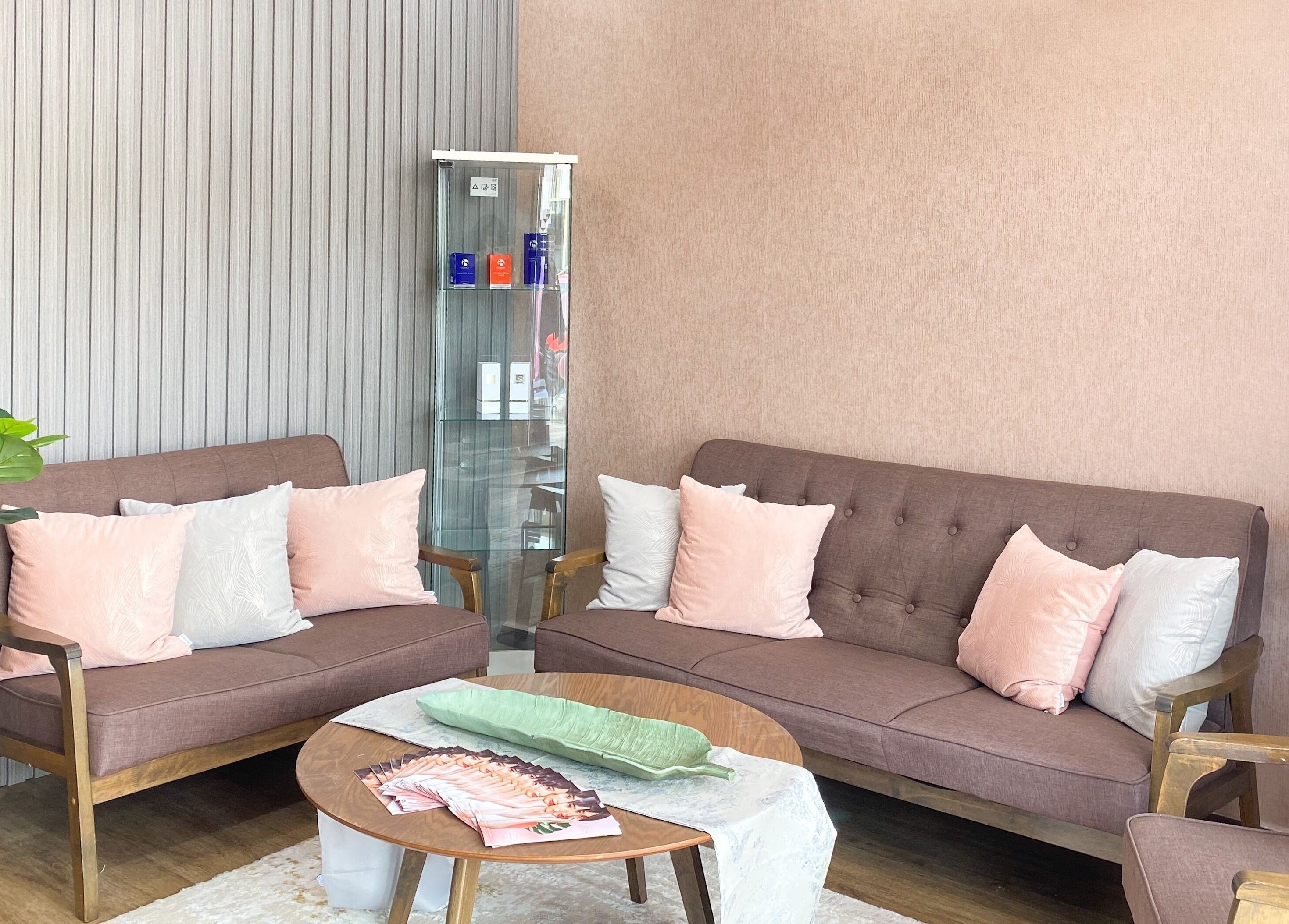 Cozy seating at Hera Beaute Spa, Nilai, Negeri Sembilan, MY. Elegant decor with plush pink cushions.