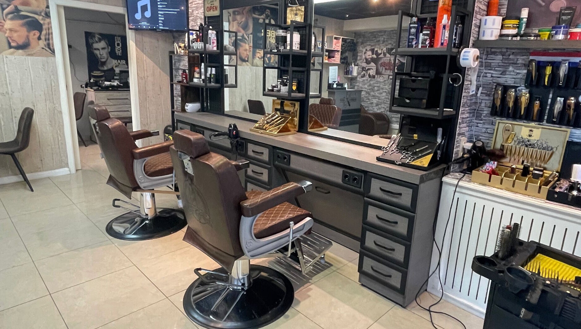 Interieur van Gokhansbarbershop in Oostrozebeke, Vlaams Gewest, BE met moderne kappersstoelen en stylingproducten.