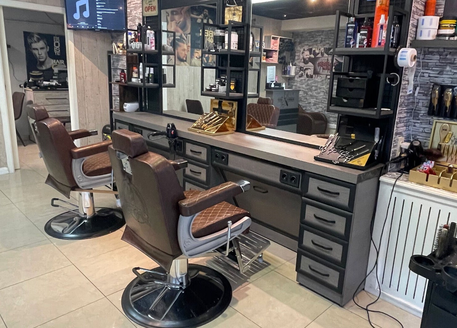Interieur van Gokhansbarbershop in Oostrozebeke, Vlaams Gewest, BE met moderne kappersstoelen en stylingproducten.