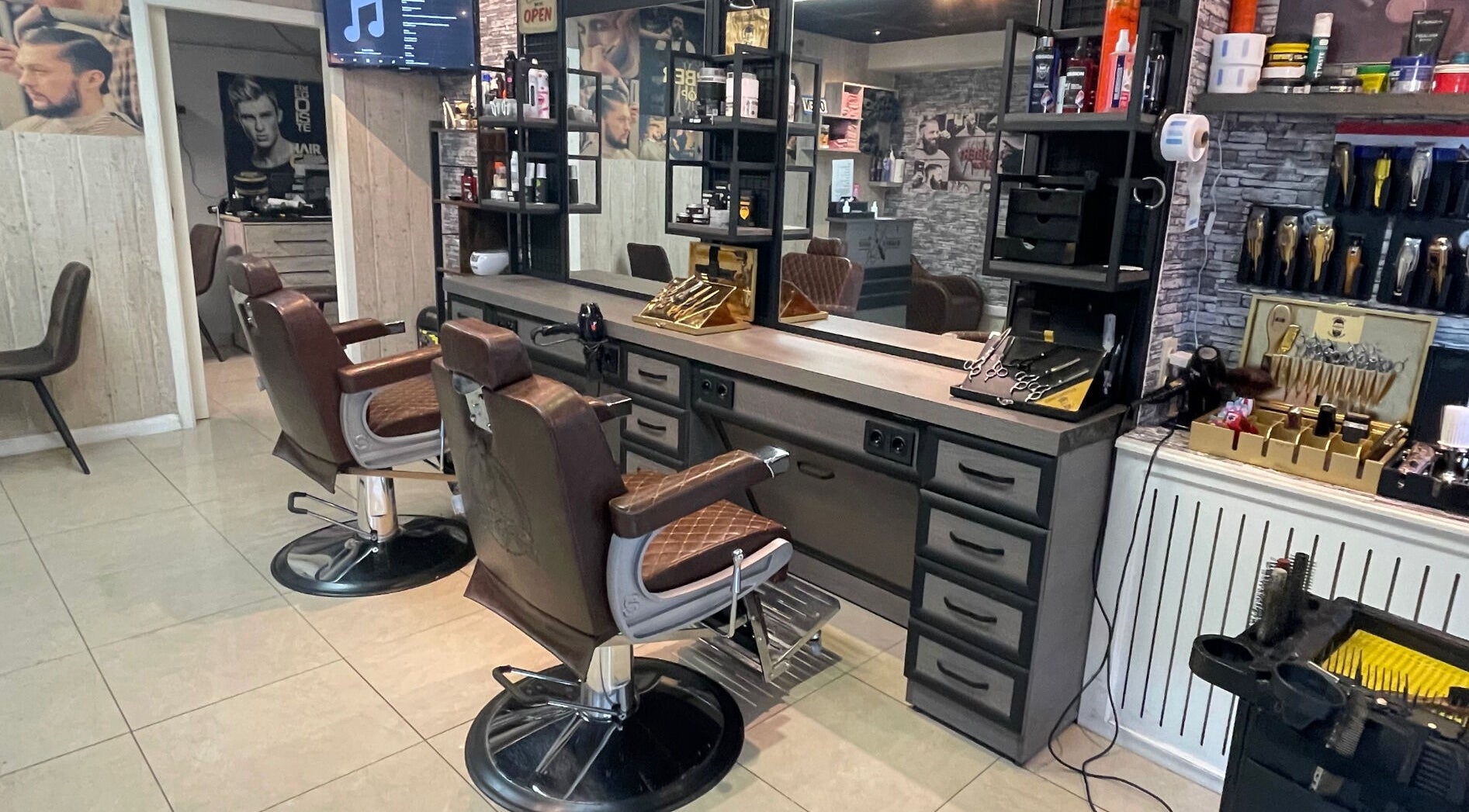 Interieur van Gokhansbarbershop in Oostrozebeke, Vlaams Gewest, BE met moderne kappersstoelen en stylingproducten.