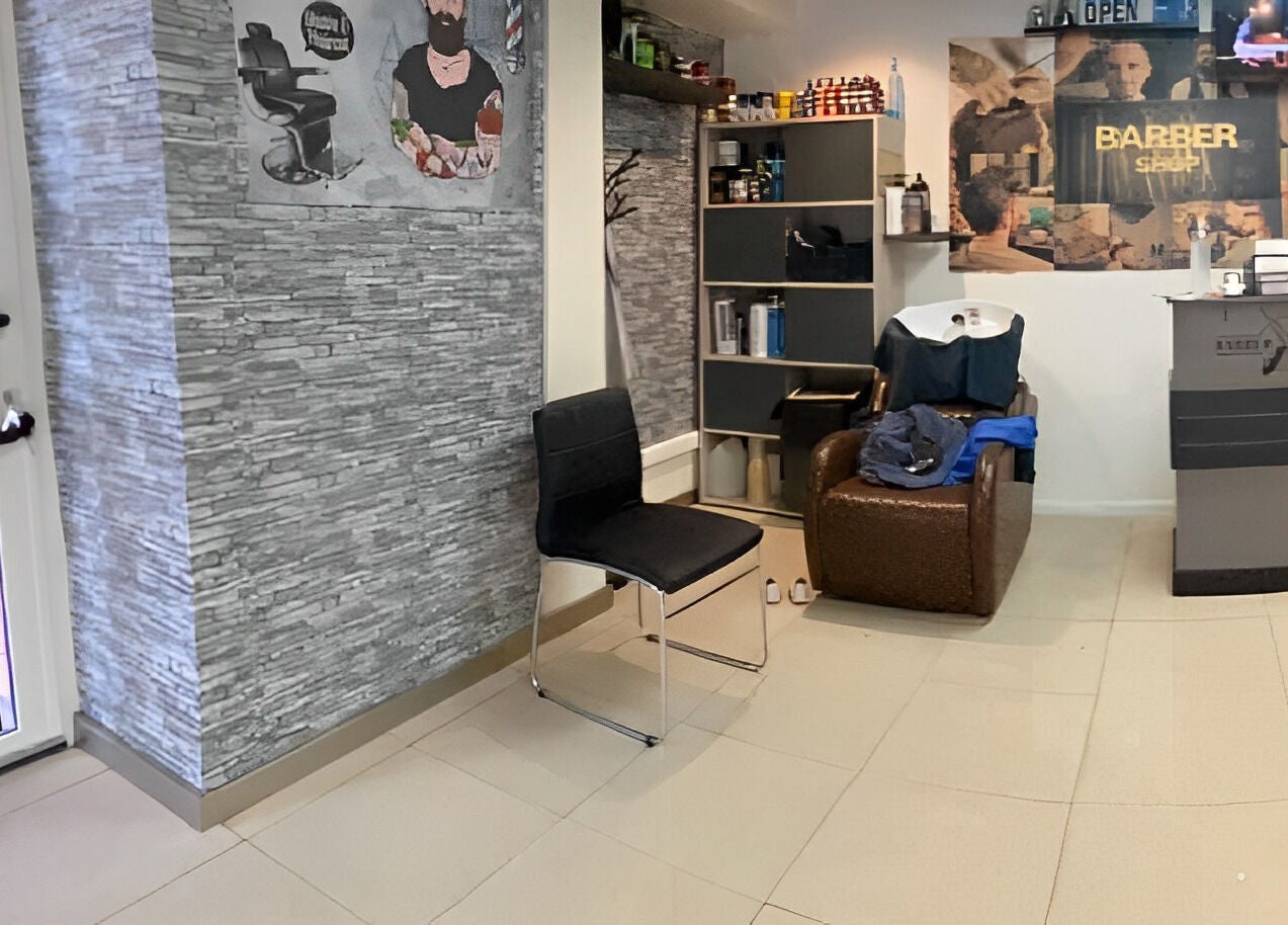 Interieur van Gokhansbarbershop in Oostrozebeke, Vlaams Gewest, BE met moderne inrichting.