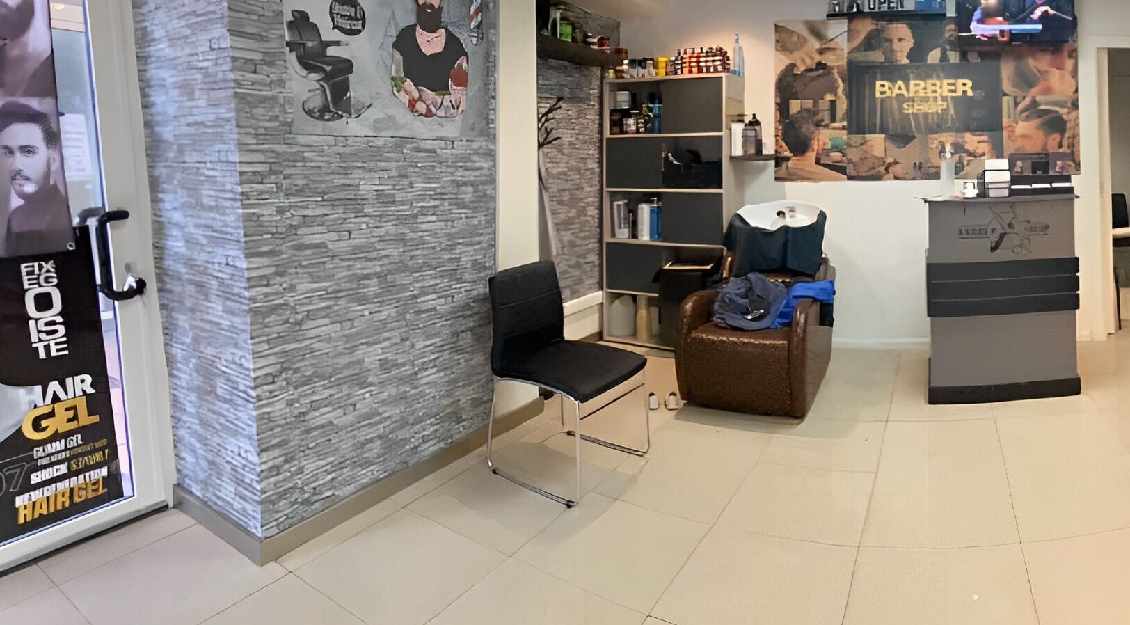 Interieur van Gokhansbarbershop in Oostrozebeke, Vlaams Gewest, BE met moderne inrichting.