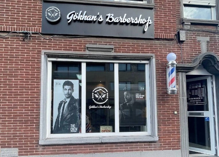 Buitenkant van Gokhansbarbershop in Oostrozebeke, Vlaams Gewest, BE met duidelijke barberstijl.