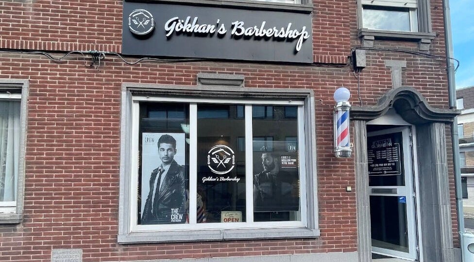 Buitenkant van Gokhansbarbershop in Oostrozebeke, Vlaams Gewest, BE met duidelijke barberstijl.