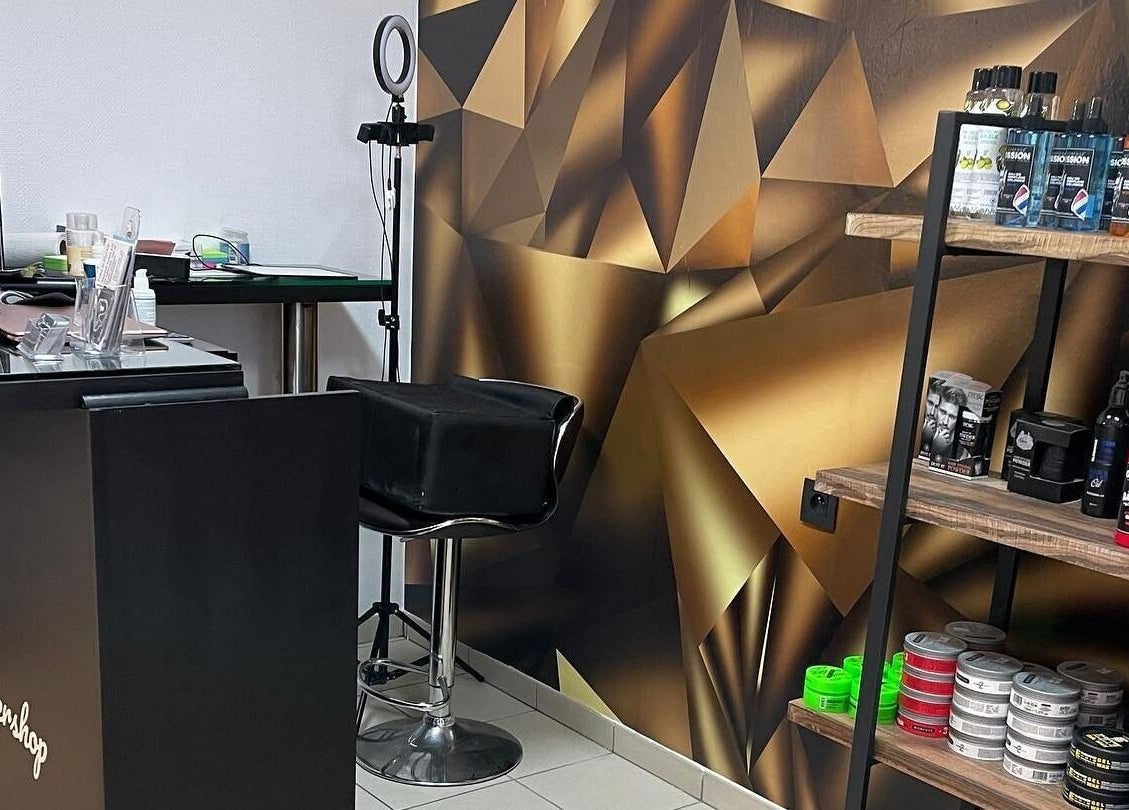 Moderne Gokhansbarbershop interieur bij Oostrozebeke, Vlaams Gewest, BE met stijlvolle producten.