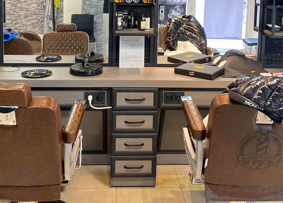 Klassieke barbershop bij Gokhansbarbershop in Oostrozebeke, Vlaams Gewest, BE met luxe stoelopstelling.