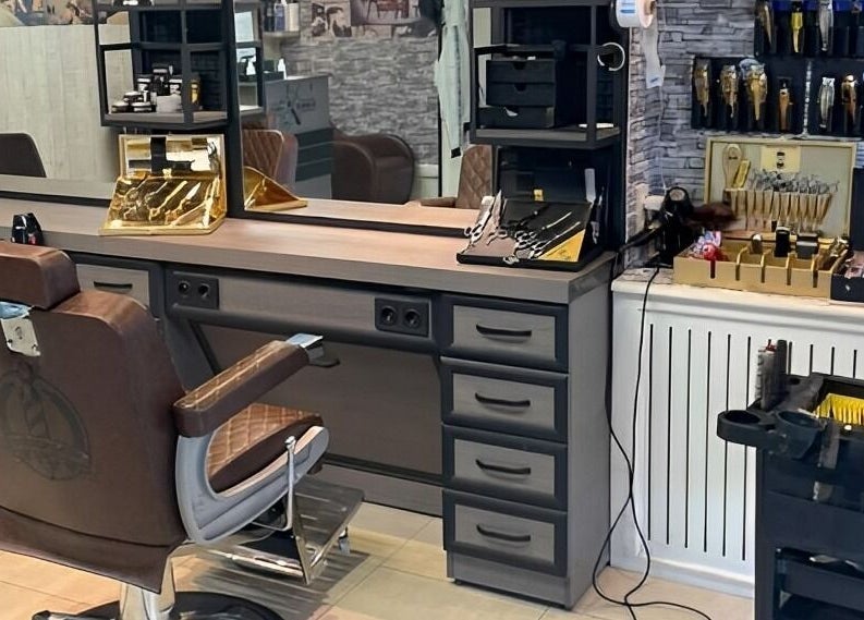 Moderne kappersstoel en werkplek bij Gokhansbarbershop in Oostrozebeke, Vlaams Gewest, BE.