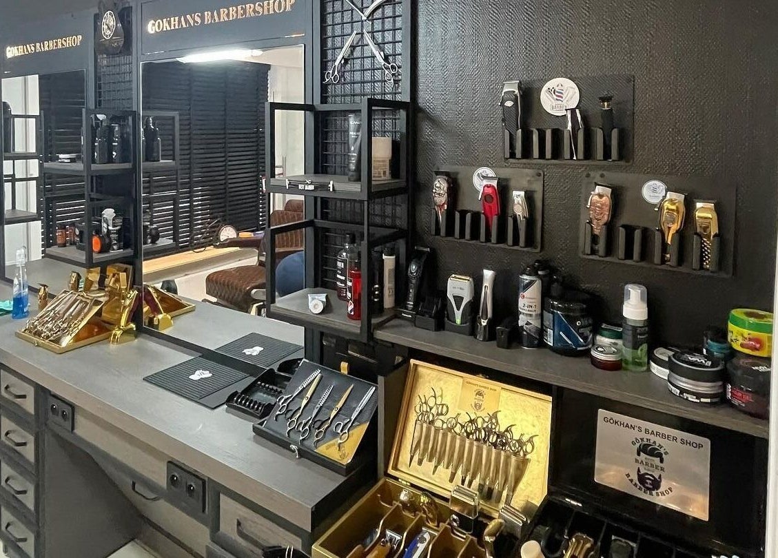 Professionele werkplek bij Gokhansbarbershop in Oostrozebeke, Vlaams Gewest, BE met diverse kappersbenodigdheden.
