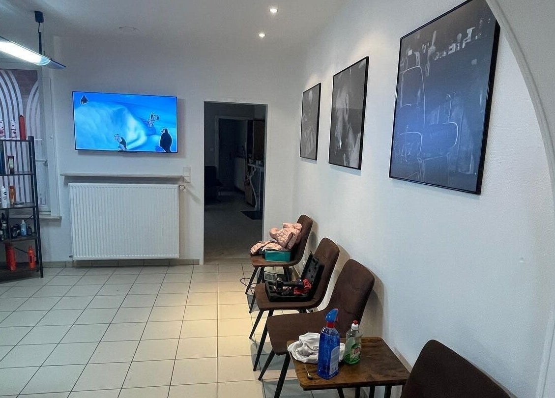 Stijlvolle wachtruimte bij Gokhansbarbershop in Oostrozebeke, Vlaams Gewest, BE met moderne inrichting.