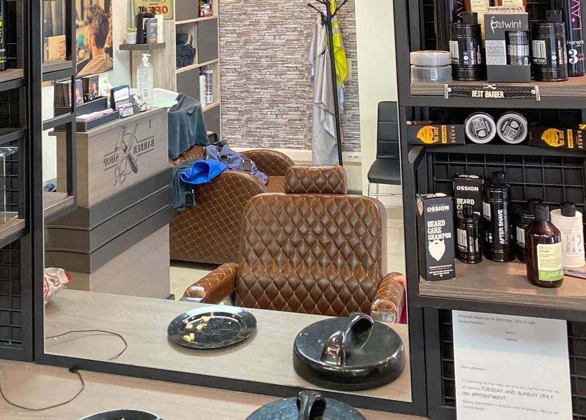 Interieur van Gokhansbarbershop in Oostrozebeke, Vlaams Gewest, BE met luxe stoelen en producten.