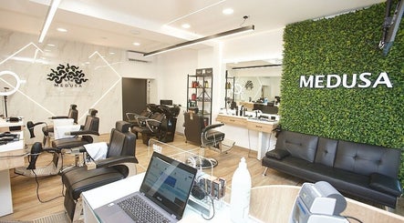 Medusa Barber Delfon