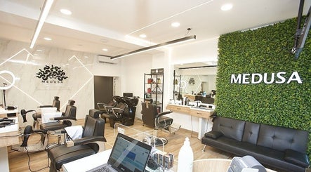 Medusa Barber Delfon