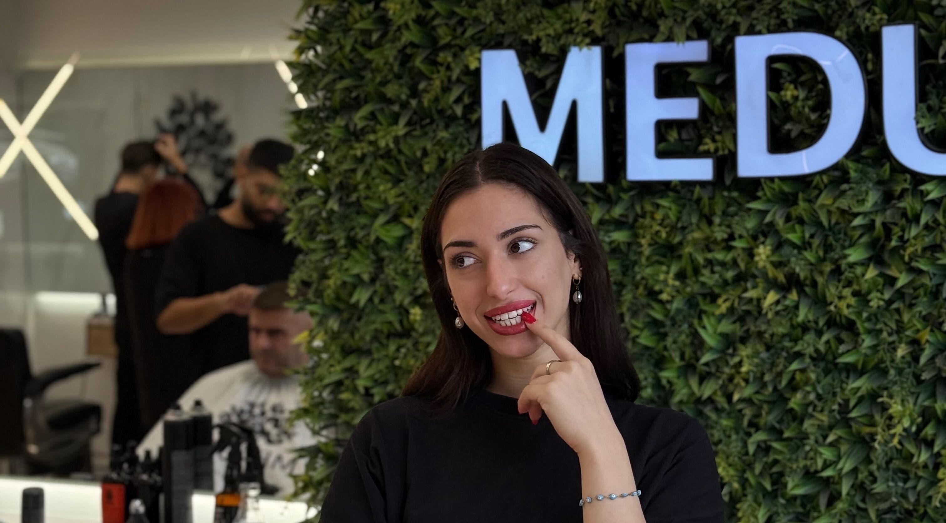 Μοντέρνα γυναίκα στο Medusa Barber Delfon, Θεσσαλονίκη, GR, σε πράσινο φόντο.