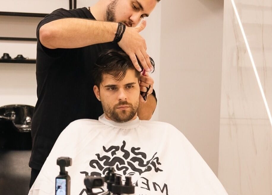 Κούρεμα στο Medusa Barber Delfon, Θεσσαλονίκη, GR, από επαγγελματία κομμωτή.