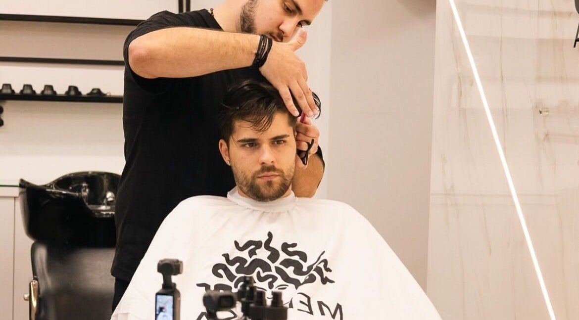 Κούρεμα στο Medusa Barber Delfon, Θεσσαλονίκη, GR, από επαγγελματία κομμωτή.