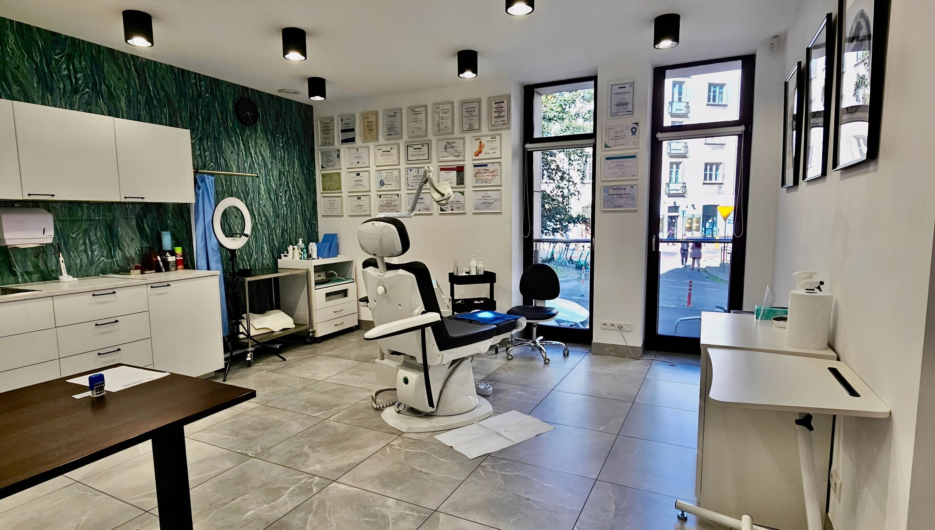 Wnętrze Propodis Małopolskie Centrum Zdrowej Stopy w Kraków, Małopolskie, PL, z nowoczesnym fotelem.