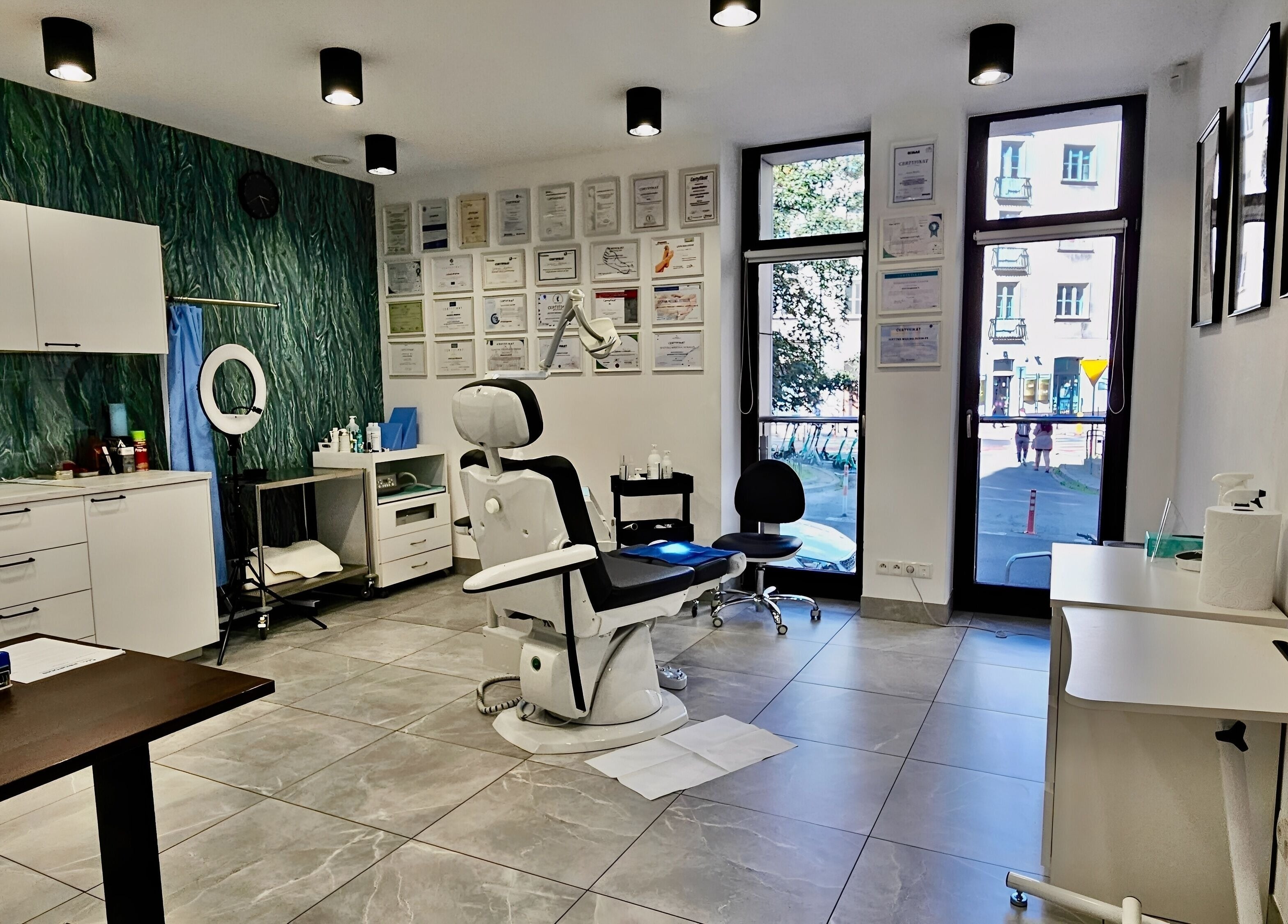 Wnętrze Propodis Małopolskie Centrum Zdrowej Stopy w Kraków, Małopolskie, PL, z nowoczesnym fotelem.